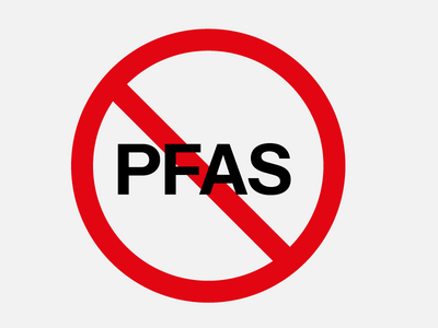 Ein rotes Verbotssymbol zeigt eindeutige Ablehnung von PFAS, umweltfreundliche Botschaft.