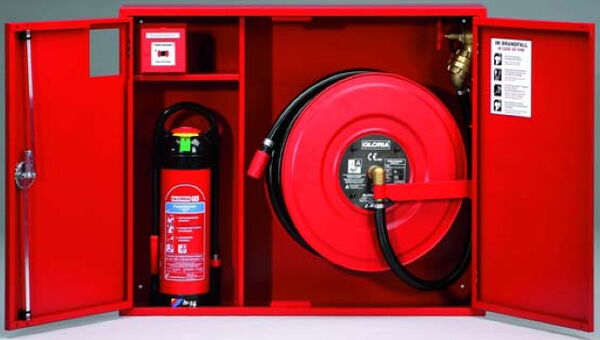 Ein roter Wandhydrant mit Schlauch und Feuerlöscher in einem geöffneten Gehäuse. | © Name